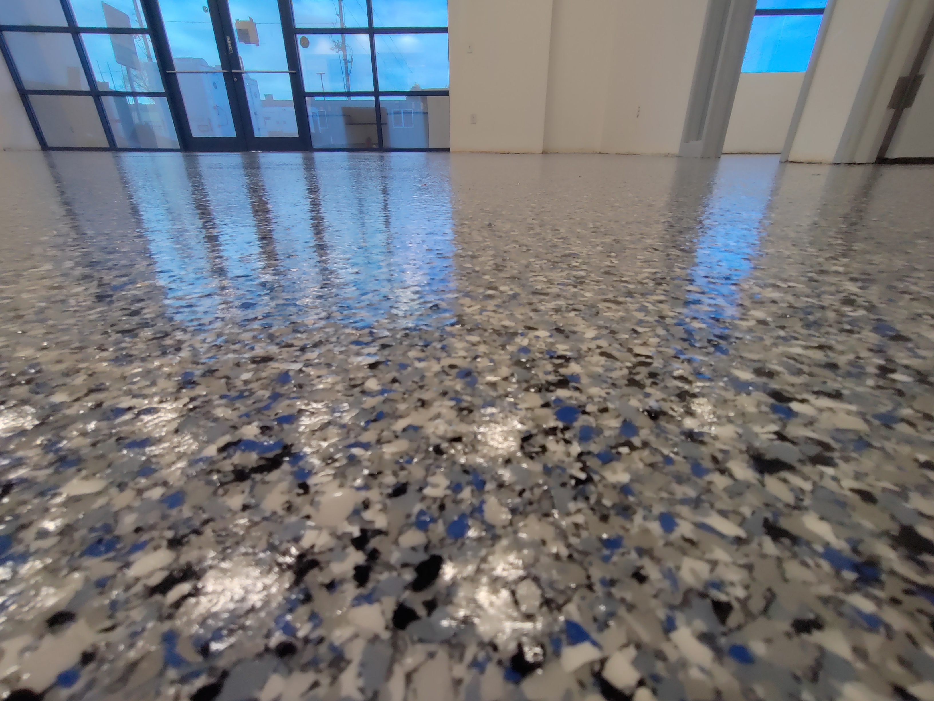 Blue and gray flake epoxy floor with glossy urethane topcoat — flake epoxy Aurora CO